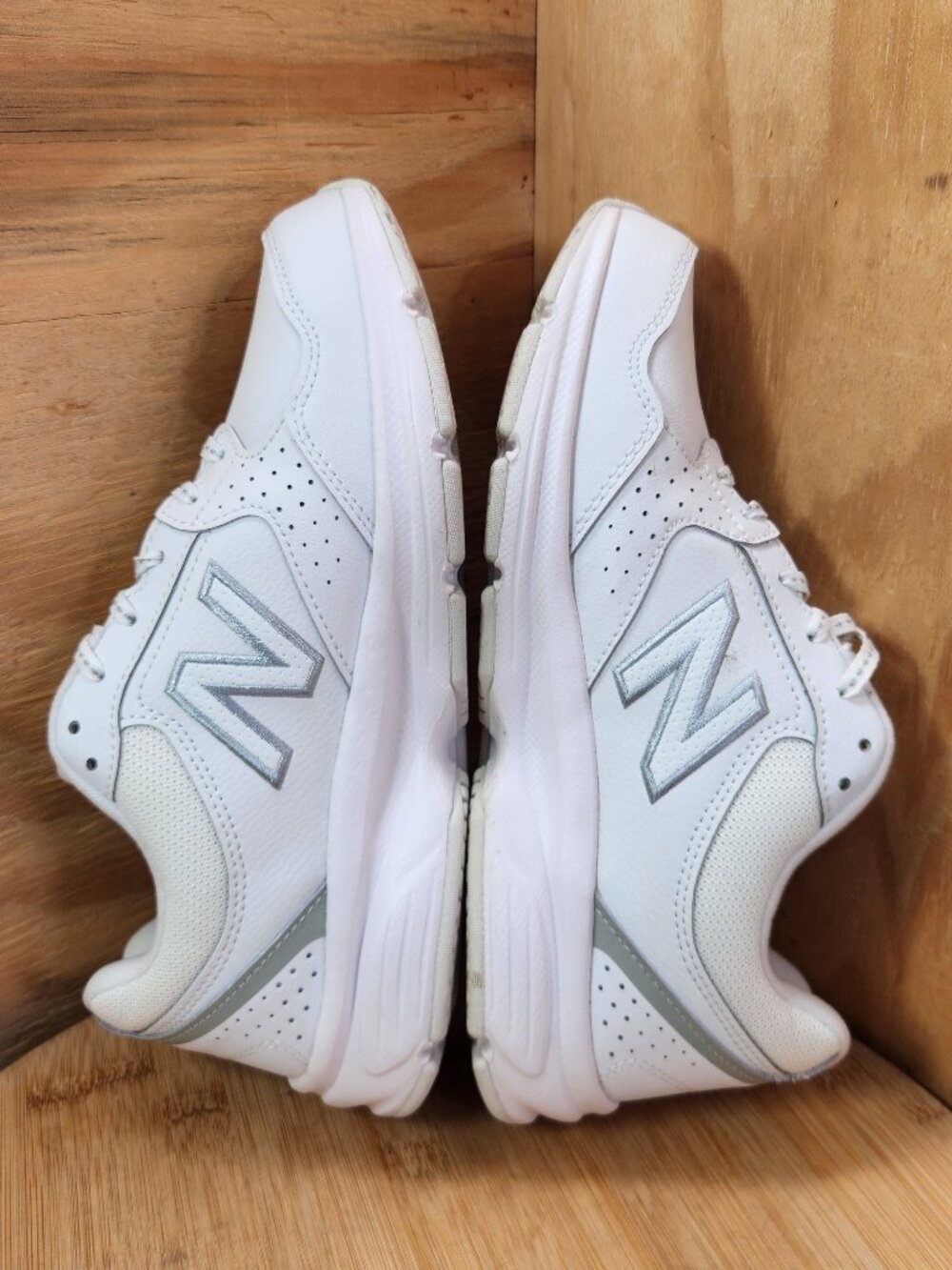 New Balance 411 V1 Womens White Walking Shoes Sneakers Size 9 Wide - Picture 8 of 10